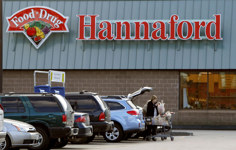 BEEF RECALL: A shopper loads groceries into her car at a Hannaford grocery store in Auburn on Friday. Hannaford Supermarkets is urging customers to return all ground beef with a sell-by date of Dec. 17 or earlier because it may contain salmonella, a potentially deadly bacteria.