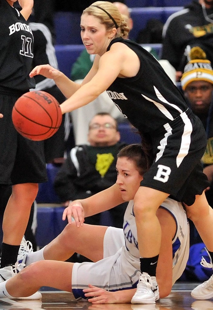 TOUGH BATTLE: Colby College’s Rachael Mack, center, fights for the loose ball with Bowdoin College’s Kaitlin Donahoe, right, in the first half of basketball action Saturday at Wadsworth Gymnasium at Colby College in Waterville.