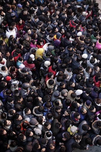 In Shanghai, hundreds of customers queue up to purchase a new smartphone iPhone 4Si.