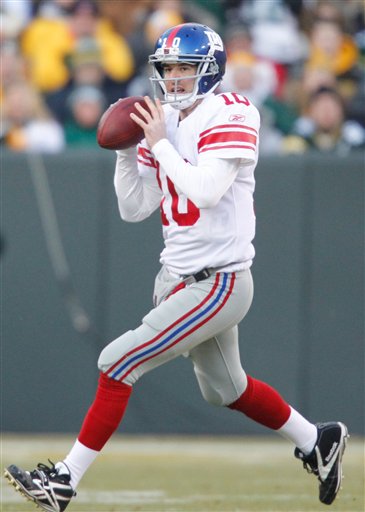 New York Giants quarterback Eli Manning (10) looks for a receiver during the first the first half of an NFL divisional game against the Green Bay Packers Sunday in Green Bay, Wis.