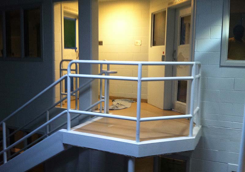 Arien L’Italien crawled across the landing between the maximum-security cellblock, at right, and a women’s cellblock, left, where he is accused of having sex with Karla Wilson.