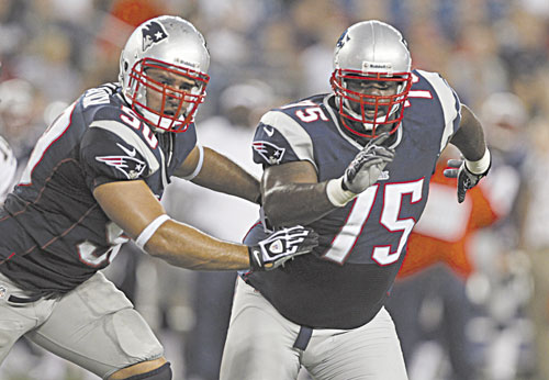 BACK ON THE LINE: New England’s Rob Ninkovich, left, has switched from outside linebacker to defensive end this season. Ninkovich played on the line in college.