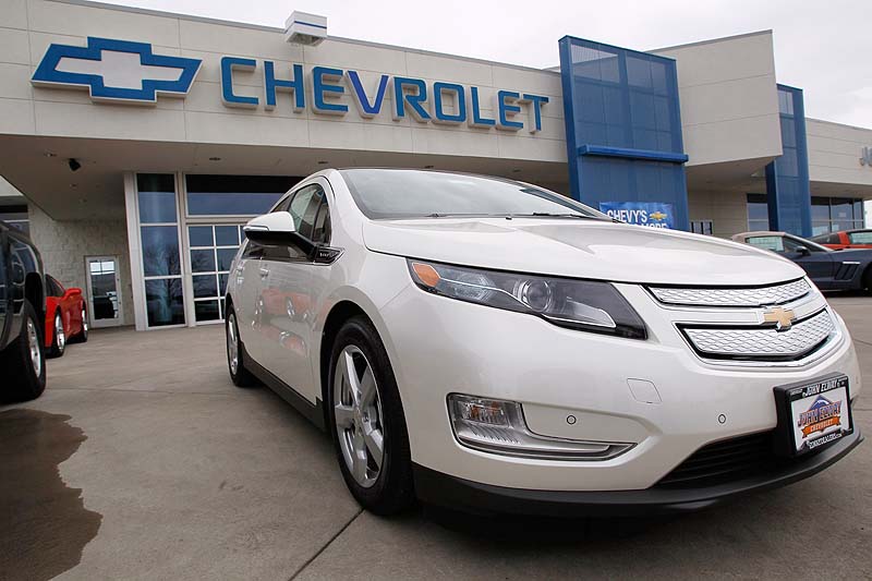 Sales of the Chevrolet Volt set a monthly record of 2,800 in August, mostly because of steep discounts.
