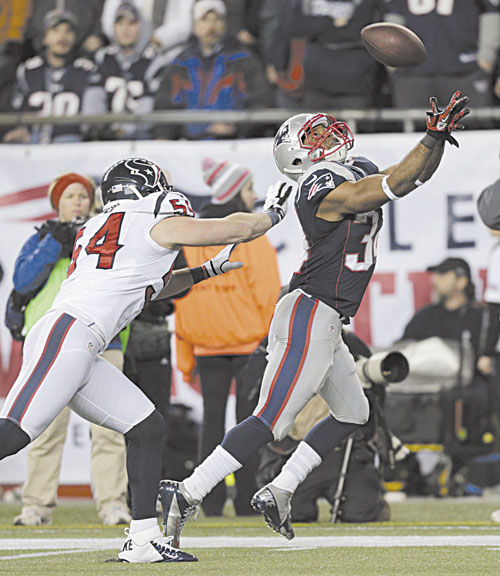 NICE CATCH: New England Patriots running back Shane Vereen, right, catches a 33-yard touchdown pass while being defended by Houston Texans linebacker Barrett Ruud during the second half Sunday in Foxborough, Mass.