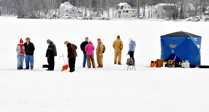 The mild temperatures on Sunda brought out ice fishermen in force to try their luck on China Lake, in China.