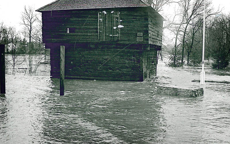The Fort Halifax blockhouse, shortly before a flood washed the structure away in 1987.