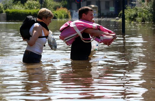 Inhabitants carry belongings through the floods of river Elbe in Magdeburg, eastern Germany, Saturday. German news agency dpa said people in Magdeburg in Saxony-Anhalt were anxiously awaiting the crest of the Elbe river on Saturday, while residents further upstream were starting to clean up the debris that was left along the river. Pegel;Elbe;Pegelstand;Rekordwert;lah;Hochwasser