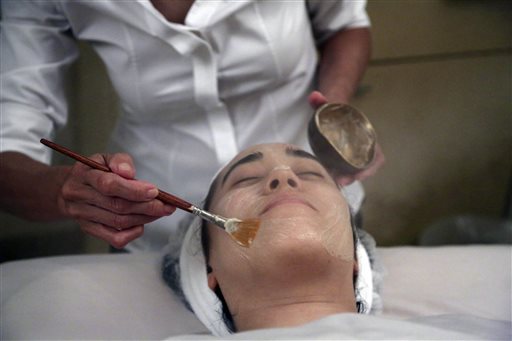 Salon owner Shizuka Bernstein gives what she calls a Geisha Facial to Mari Miyoshi at Shizuka New York skin care in New York recently. The facial is a traditional Japanese treatment using imported Asian nightingale excrement mixed with rice bran.