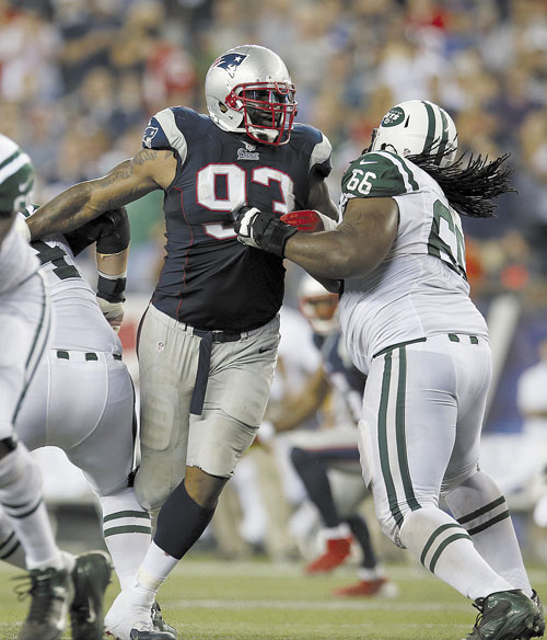 RUSHING IN: New England Patriots defensive tackle Tommy Kelly (93) says he’s expecting the Atlanta Falcons to pass a lot Sunday night at Gillette Stadium.