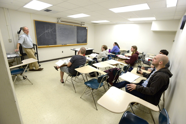 Bob Coakley teaches a physics class at the University of Southern Maine in Portland. With 8,923 students, USM’s overall fall enrollment is down 4.9 percent, with a 7.5 percent drop in graduate enrollment and a 4.2 percent drop in undergraduate enrollment.
