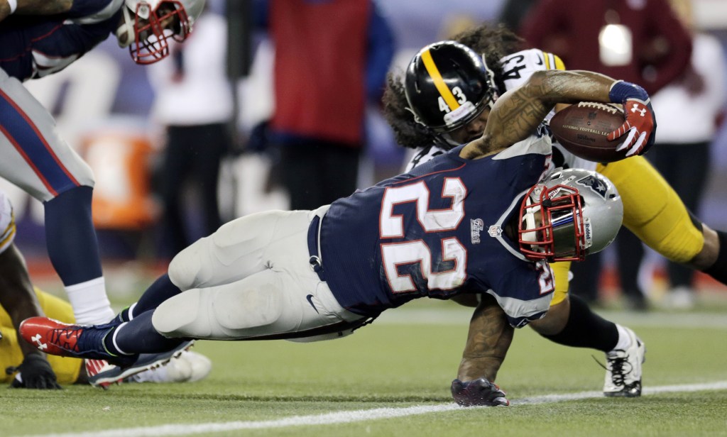 ON A ROLL: New England Patriots running back Stevan Ridley (22) scores a touchdown in front of Pittsburgh Steelers strong safety Troy Polamalu (43) in the fourth quarter of the Patriots’ 55-31 win Sunday in Foxborough, Mass.
