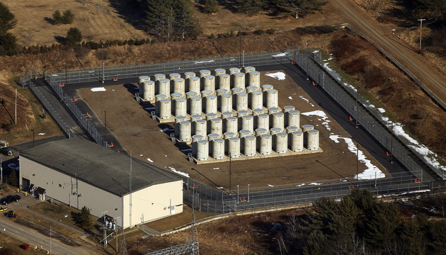 Aerial photograph of the old Maine Yankee nuclear power plant site in Wiscasset shows the steel-lined concrete containers that hold 550 metric tons of spent fuel assemblies.