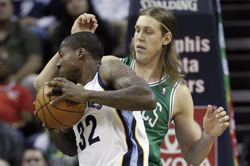 Boston Celtics' Kelly Olynyk, of Canada, right, defends against Memphis Grizzlies' Ed Davis (32) in the first quarter of an NBA basketball game in Memphis, Tenn., Monday, Nov. 4, 2013. (AP Photo/Danny Johnston)