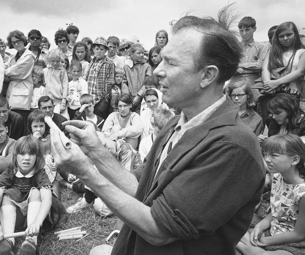 In this 1966 photo, Pete Seeger conducts an instrument making session on Children’s Day at the Newport Folk Festival, in Newport, R.I.