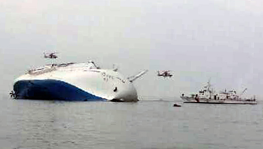 South Korea rescue helicopters fly over to rescue passengers from passenger ship Sewol.