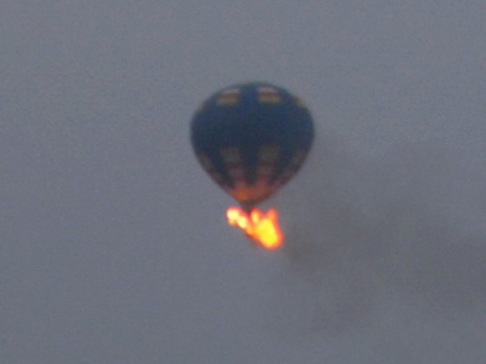 A hot-air balloon caught fire and crashed in Virginia on Friday night after hit a power line.