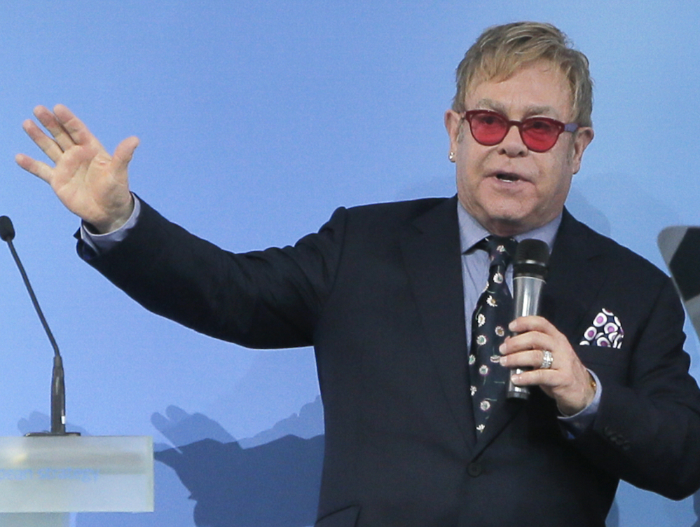 Pranked into believing that Vladimir Putin called him last week, Elton John now has spoken with the Kremlin boss.