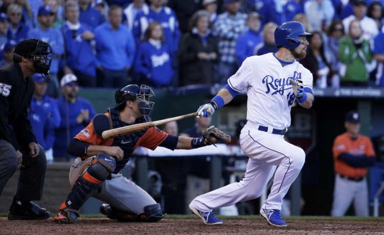 The Royals’ Ben Zobrist hits an RBI single to drive in Alcides Escobar for the go-ahead run in the seventh inning. Kansas City shut out Houston the rest of the way to win, 5-4, and even the best-of-five series at one game apiece.