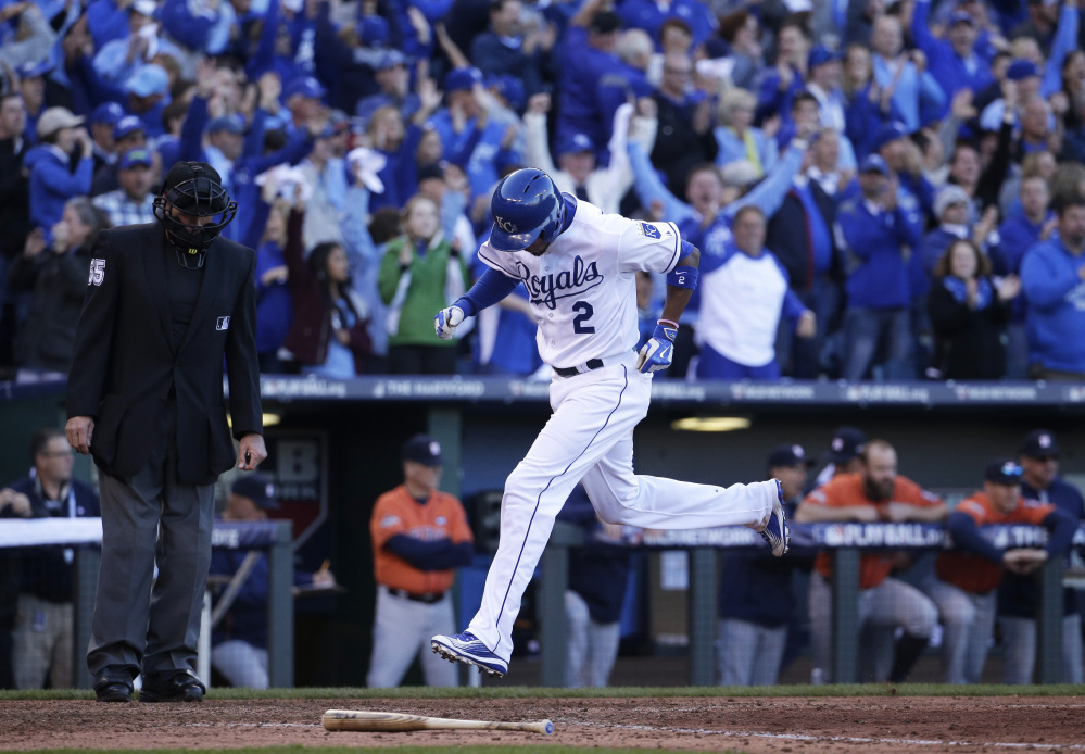 Kansas City’s Alcides Escobar scores on Ben Zobrist’s single in the seventh inning.
