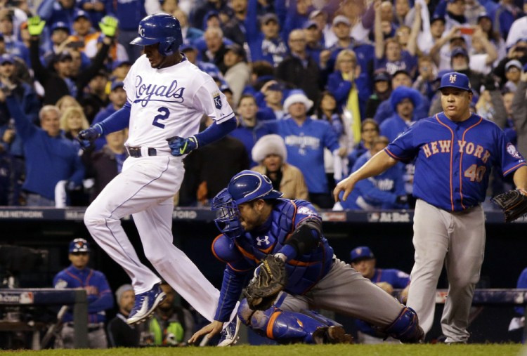The Royals’ Alcides Escobar scores the winning run on a sacrifice fly in the 14th inning of Game 1 of the World Series on Tuesday night. The Royals won, 5-4, to take a 1-0 lead in the series.