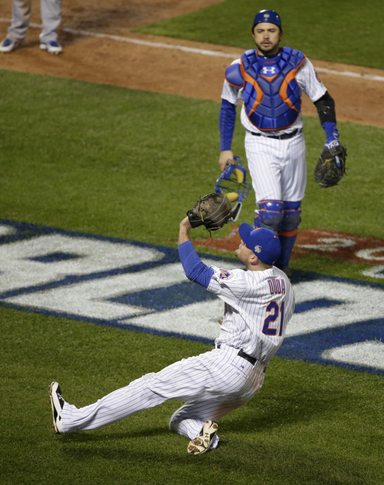 New York Mets' Lucas Duda catches a foul ball hit by Kansas City Royals' Alcides Escobar. (AP Photo/Frank Franklin II)