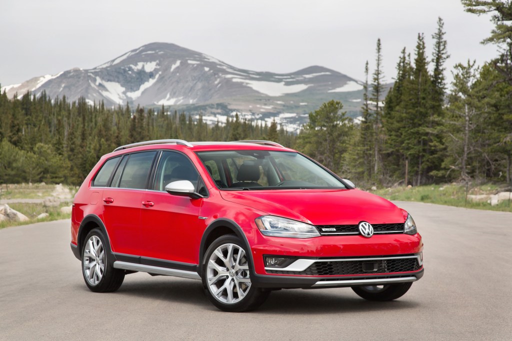 The Volkswagen Golf Alltrack starts as the Golf SportWagen, but gets lifted an extra 0.6 inch lift as well as the expected cladding and roof rails that designate it as ready for off-roading. 