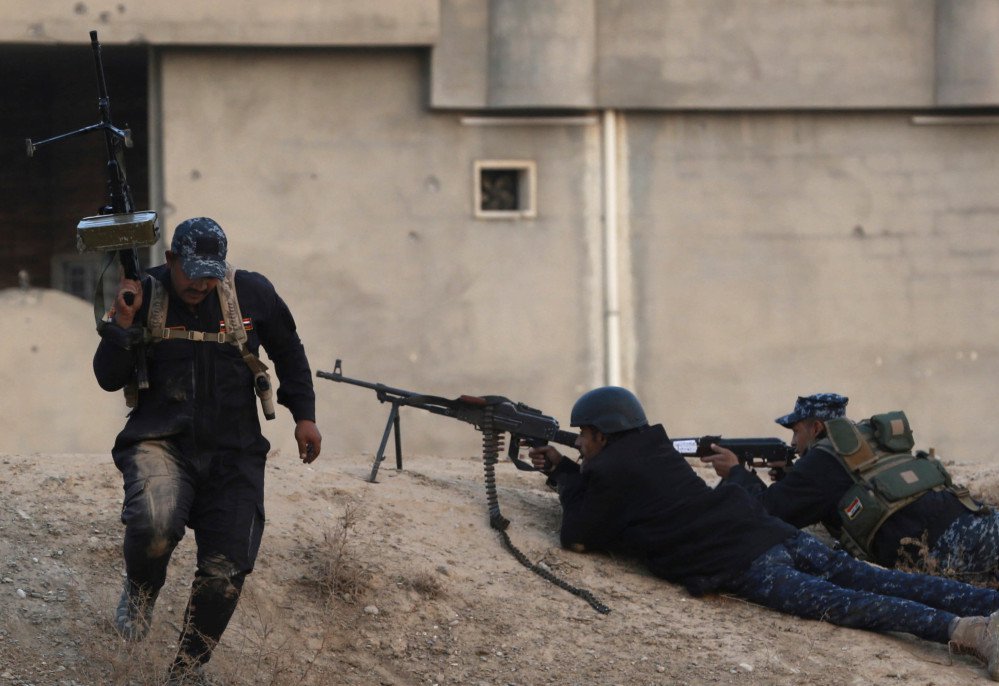 Iraqi police forces fight Islamic State militants on the front line outside Mosul on Saturday. Reinforcements have been sent to eastern Mosul after an Islamic State counterattack.