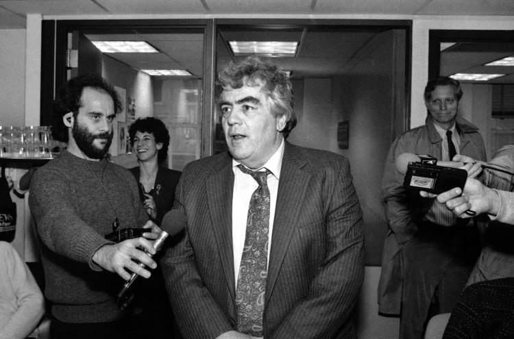 Jimmy Breslin speaks to reporters after winning the Pulitzer Prize for commentary in the newsroom of the New York Daily News on April 17, 1986.