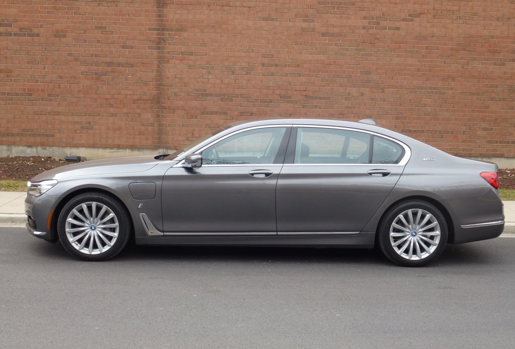 The 2017 BMW 740e xDrive's base price is $89,100.