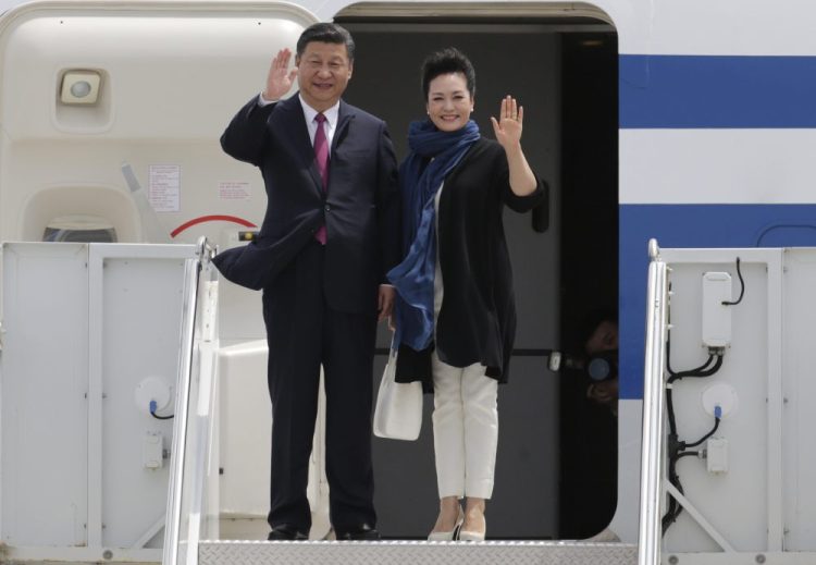 Chinese president Xi Jinping and his wife Peng Liyuan arrive at the Palm Beach International Airport in West Palm Beach, Fla., Thursday. 