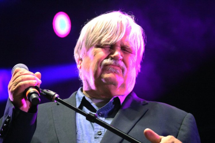 Col. Bruce Hampton performs Monday night at "Hampton 70," his all-star jam celebration of his 70th birthday at the Fox Theatre in Atlanta. Hampton died after collapsing onstage at the end of the the star-studded concert.