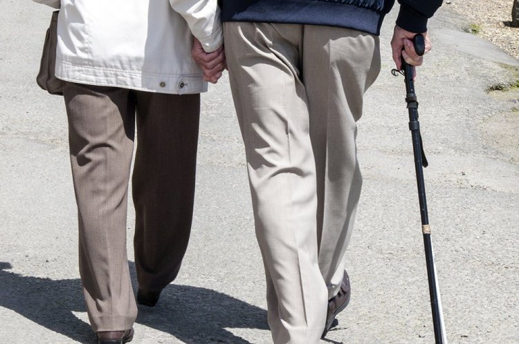 The study suggests that doctors could simply measure their patients' walking speed over time to identify individuals at risk for dementia. 