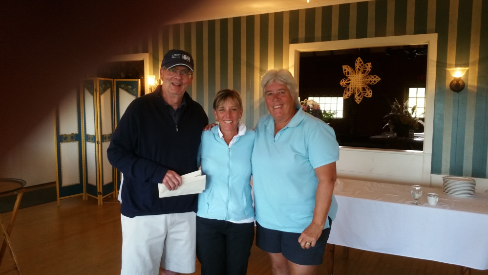 Rick Walker (master of ceremony), left, with Women's 1st Place winners Jackie Patnode and Nancy Skean. Missing from photo is Betsy Hershberg and Liz Schulte.