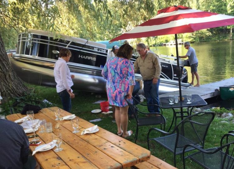 A boat crashed onto shore at the Village Inn in Belgrade on Wednesday evening, causing four minor injuries, according to the Maine Department of Inland Fisheries & Wildlife.