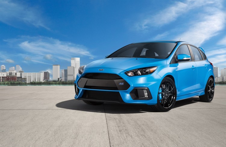 The 2017 Ford Focus RS is fitted with a manual transmission and a 2.3-liter Ecoboost engine that makes a shuddering 350 horsepower and 350 pound-feet of torque. )