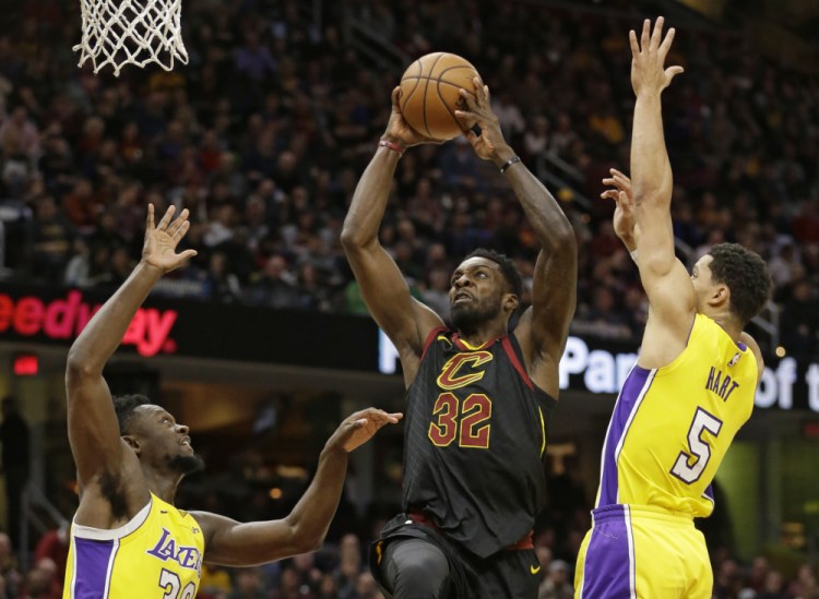 Jeff Green of the Cleveland Cavaliers drives to the basket between Julius Randle, left, and Josh Hart of the Los Angeles Lakers during the Cavs' 121-112 victory Thursday night.