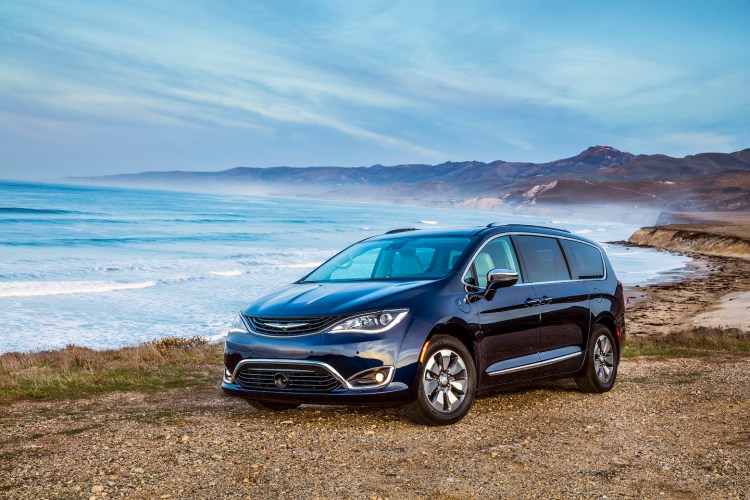 The 2018 Chrysler Pacifica Hybrid comes with a long list of standard and available features, including state-of-the-art safety and connectivity technology. 