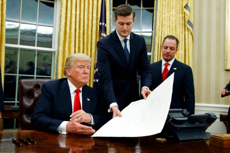 White House Staff Secretary Rob Porter, center, President Donald Trump and Chief of Staff Reince Priebus in January 2017. 