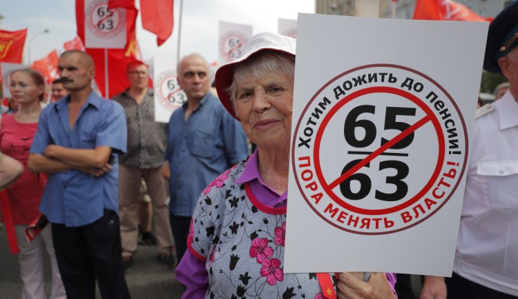 A Russian woman makes her feelings known with a sign that reads,
"Want to Retire, it's time to change the authority!" during a rally protesting retirement age hikes in Moscow on Saturday.