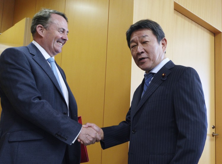 British trade representative Liam Fox, left, said Wednesday in Tokyo that he welcomed the support of Japanese minister Toshimitsu Motegi, right, for Britain's efforts to join an 11-country Pacific trade agreement.