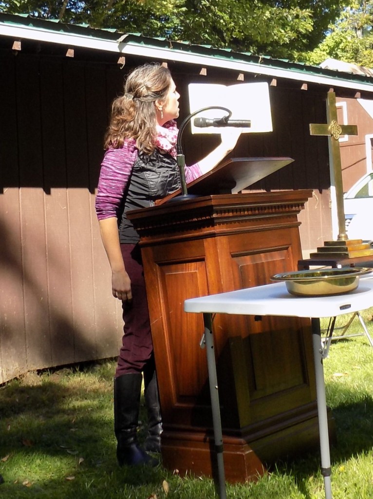 Outdoor worship service held at Kineowatha Park in Wilton