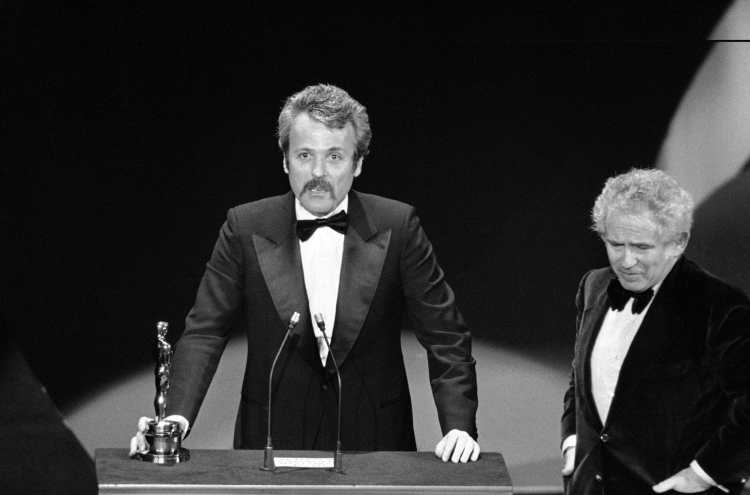 Norman Mailer presents an Oscar to William Goldman at the 1977 Academy Awards for “All The President’s Men.”