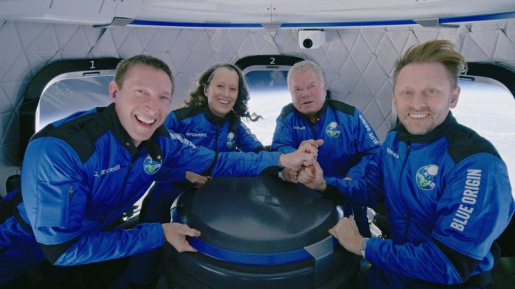 Blue Origin's New Shepard rocket space passengers from left, Glen de Vries, Audrey Powers, William Shatner, and Chris Boshuizen pose inside the capsule on Oct. 13.  De Vries has died in a plane crash.
