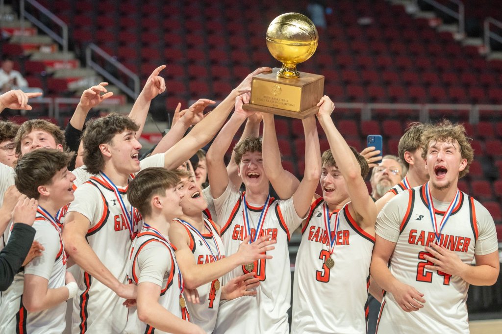 Gardiner boys basketball beats Yarmouth to win 1st state title