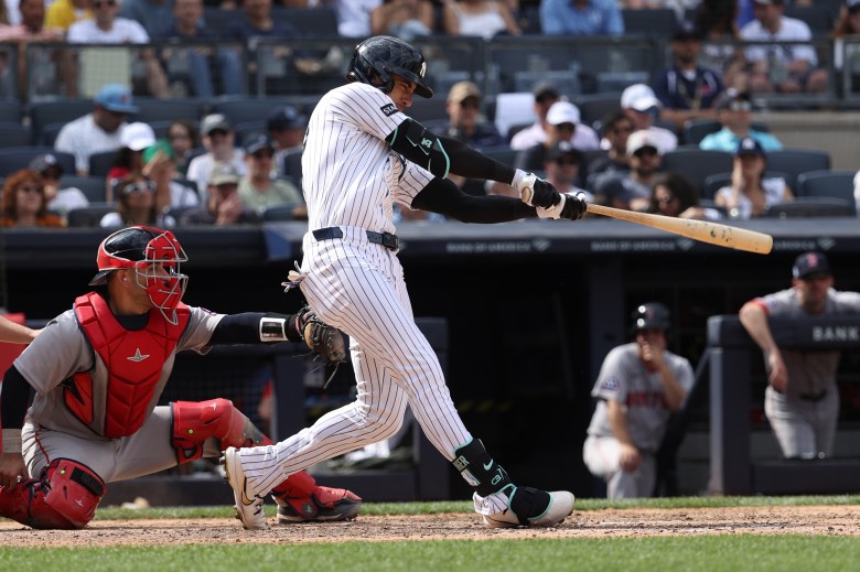 Yankees score 5 in 8th to beat Red Sox